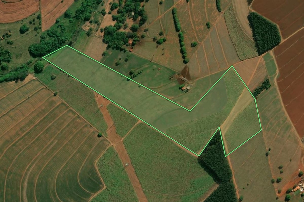 Imagem de satélite do imóvel rural em Itaju (SP), com o contorno declarado no CAR desenhado por cima.
