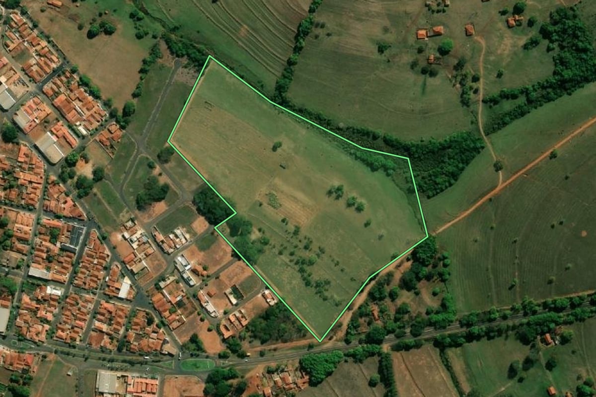 Imagem de satélite do imóvel rural em Itaju (SP), com o contorno declarado no CAR desenhado por cima.
