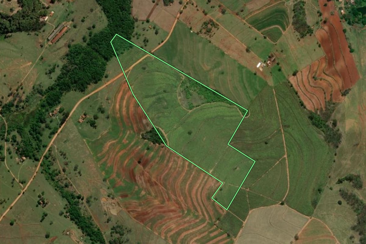 Imagem de satélite do imóvel rural em Itaju (SP), com o contorno declarado no CAR desenhado por cima.
