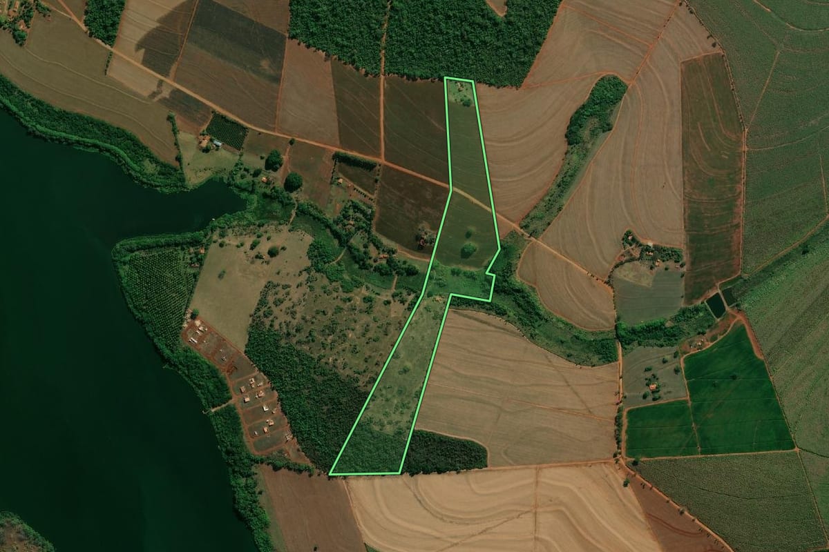Imagem de satélite do imóvel rural em Itaju (SP), com o contorno declarado no CAR desenhado por cima.