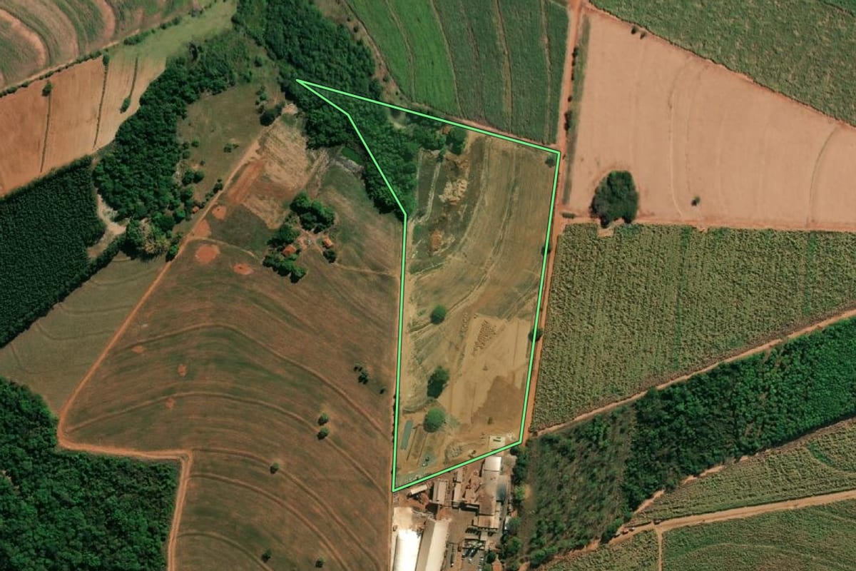 Imagem de satélite do imóvel rural em Itaju (SP), com o contorno declarado no CAR desenhado por cima.