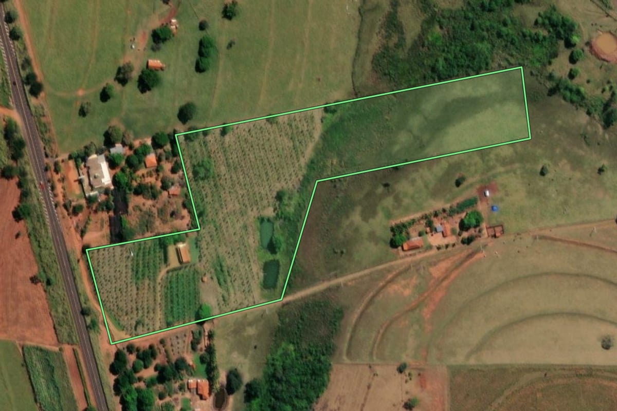Imagem de satélite do imóvel rural em Itaju (SP), com o contorno declarado no CAR desenhado por cima.