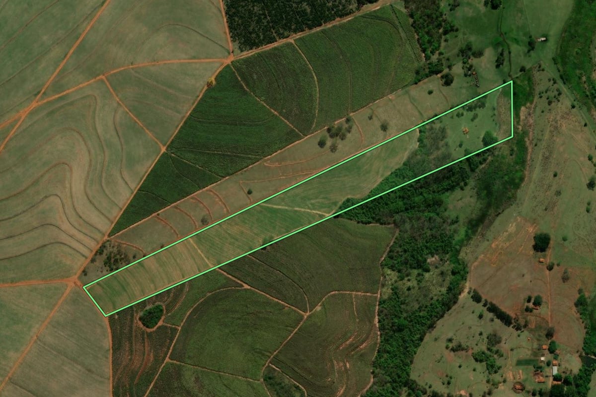 Imagem de satélite do imóvel rural em Itaju (SP), com o contorno declarado no CAR desenhado por cima.