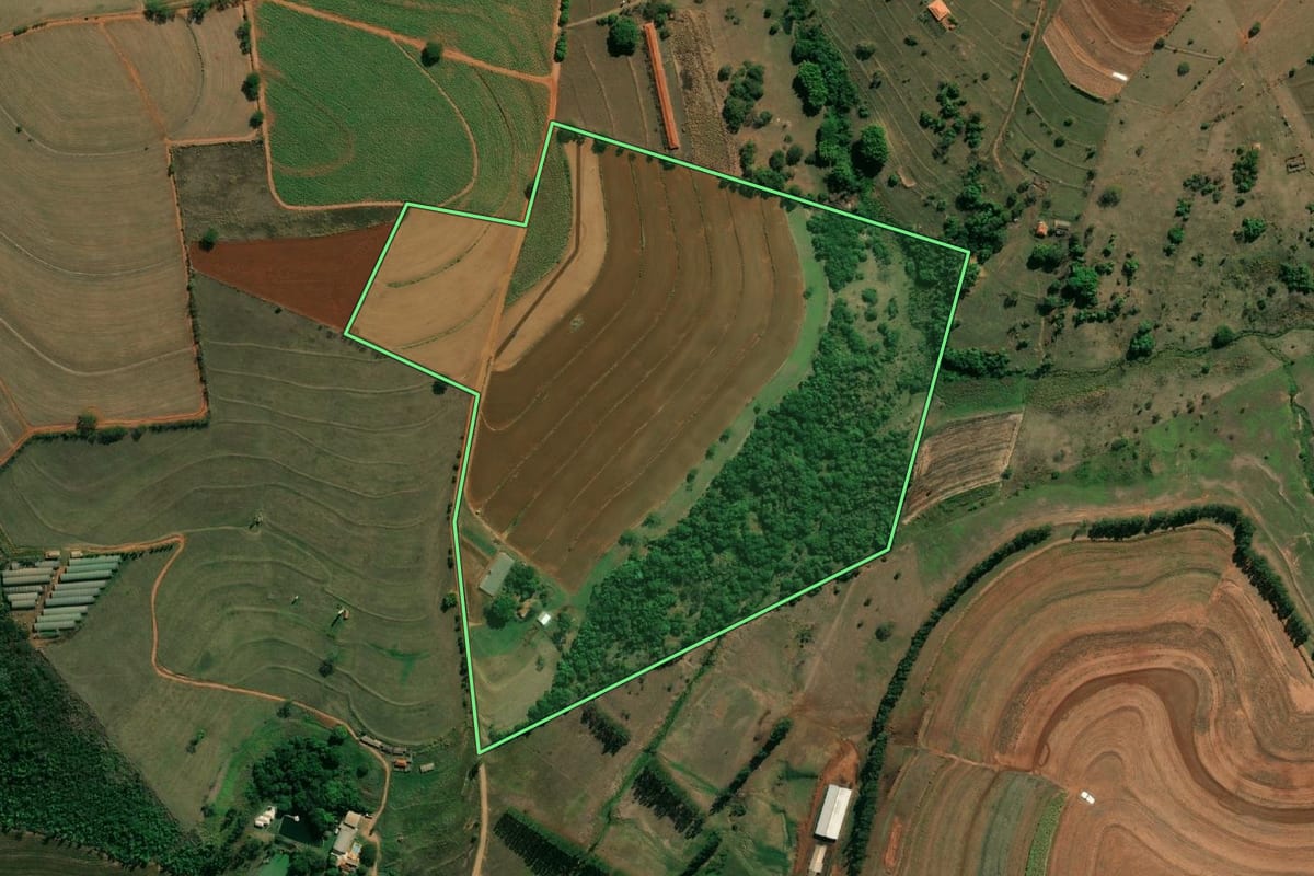 Imagem de satélite do imóvel rural em Itaju (SP), com o contorno declarado no CAR desenhado por cima.