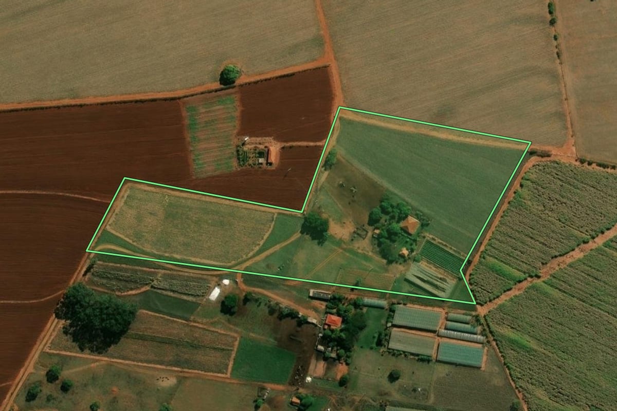 Imagem de satélite do imóvel rural em Itaju (SP), com o contorno declarado no CAR desenhado por cima.