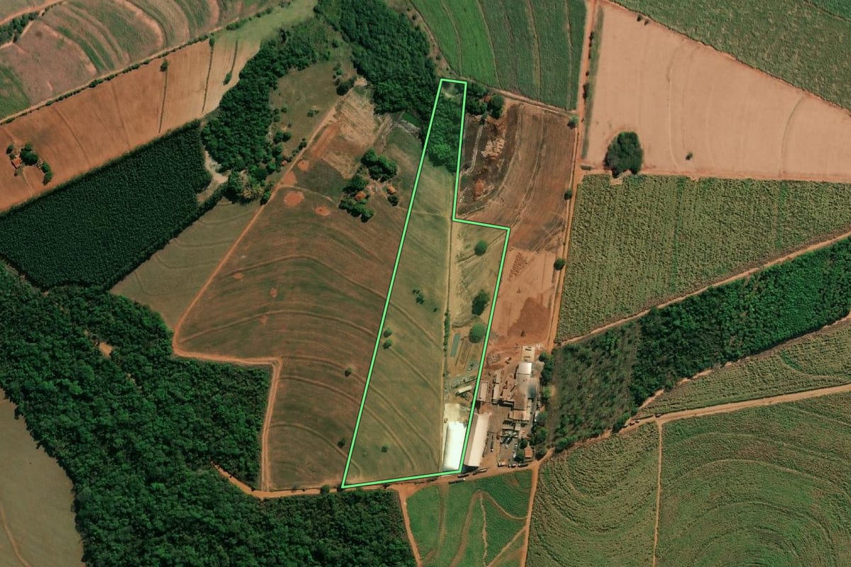 Imagem de satélite do imóvel rural em Itaju (SP), com o contorno declarado no CAR desenhado por cima.