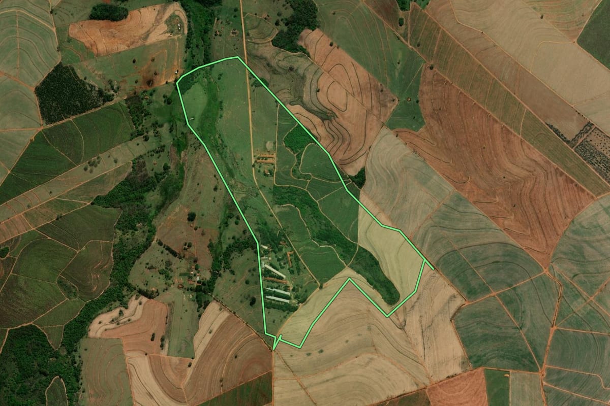 Imagem de satélite do imóvel rural em Itaju (SP), com o contorno declarado no CAR desenhado por cima.