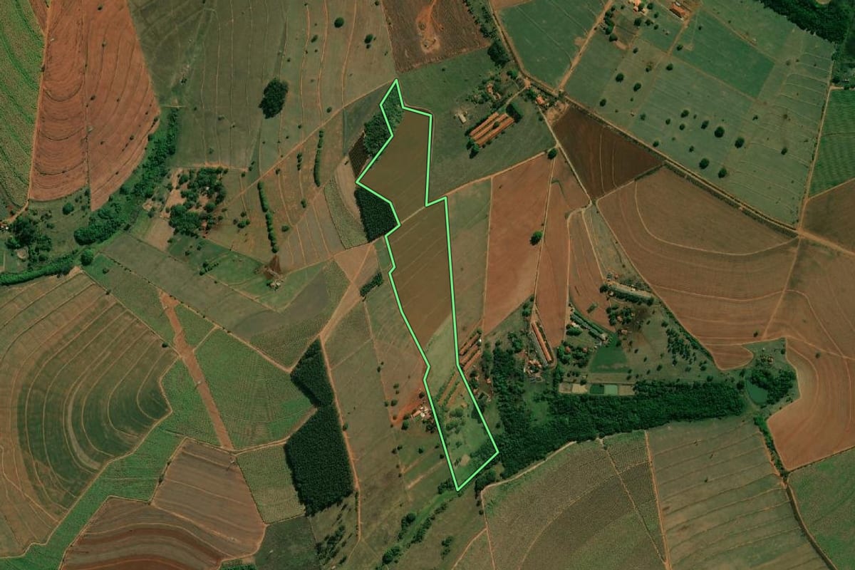 Imagem de satélite do imóvel rural em Itaju (SP), com o contorno declarado no CAR desenhado por cima.