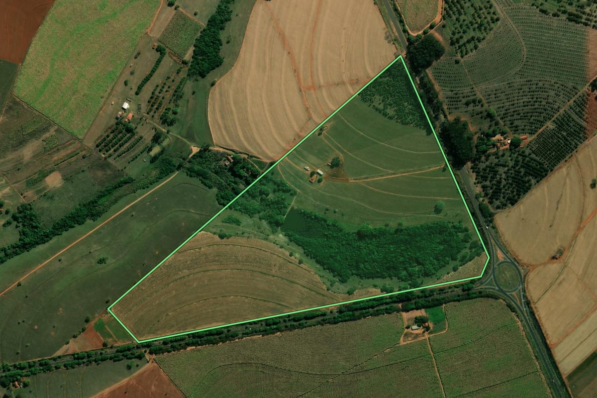 Imagem de satélite do imóvel rural em Itaju (SP), com o contorno declarado no CAR desenhado por cima.