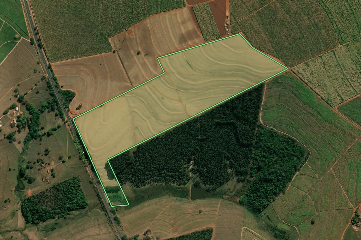 Imagem de satélite do imóvel rural em Itaju (SP), com o contorno declarado no CAR desenhado por cima.