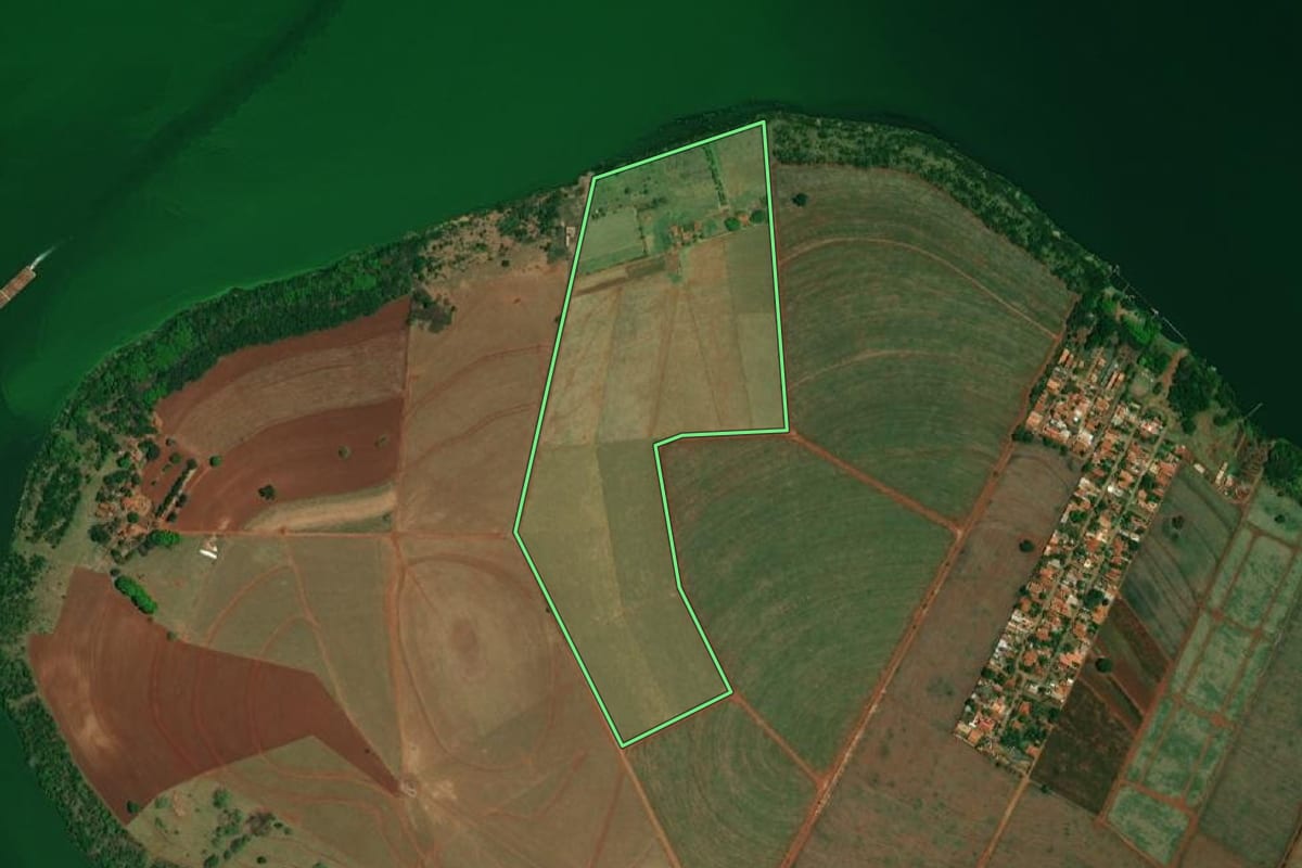 Imagem de satélite do imóvel rural em Itaju (SP), com o contorno declarado no CAR desenhado por cima.