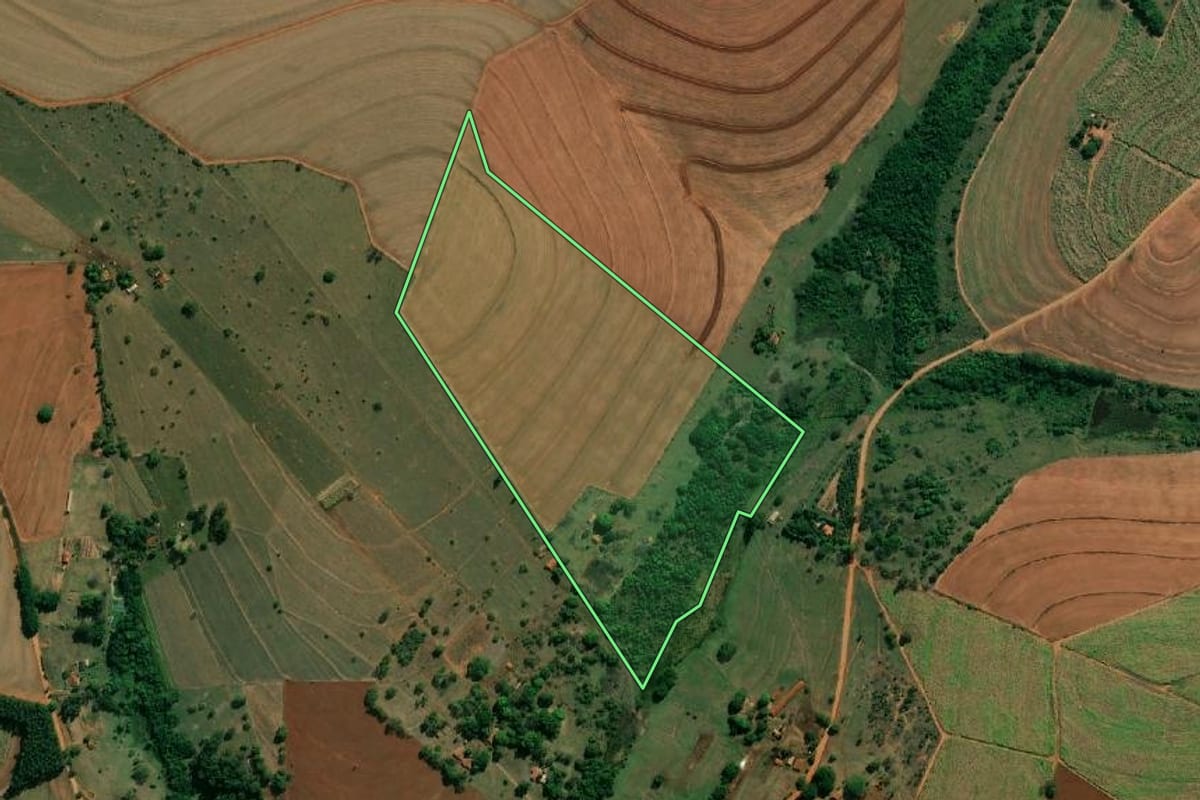 Imagem de satélite do imóvel rural em Itaju (SP), com o contorno declarado no CAR desenhado por cima.