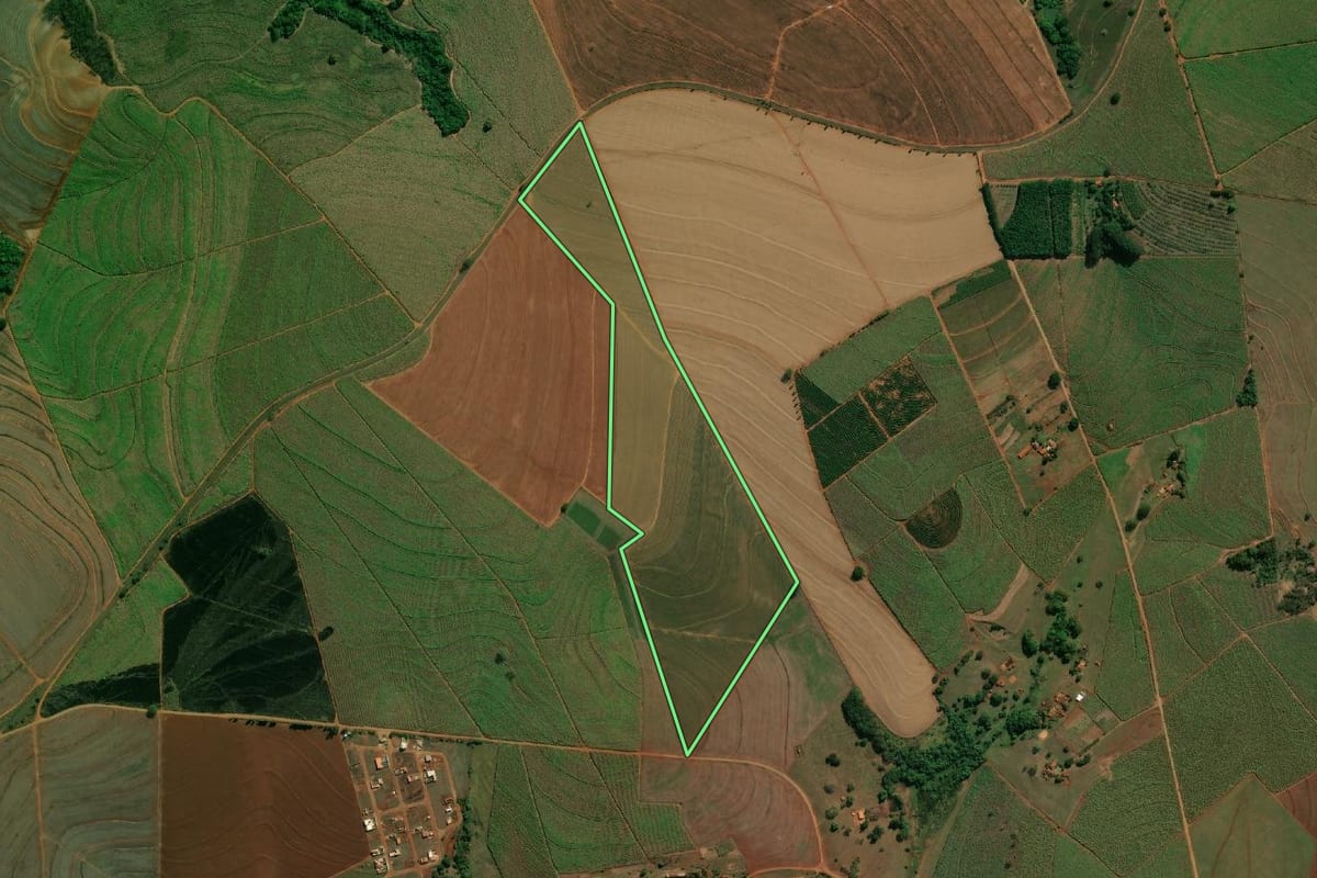 Imagem de satélite do imóvel rural em Itaju (SP), com o contorno declarado no CAR desenhado por cima.