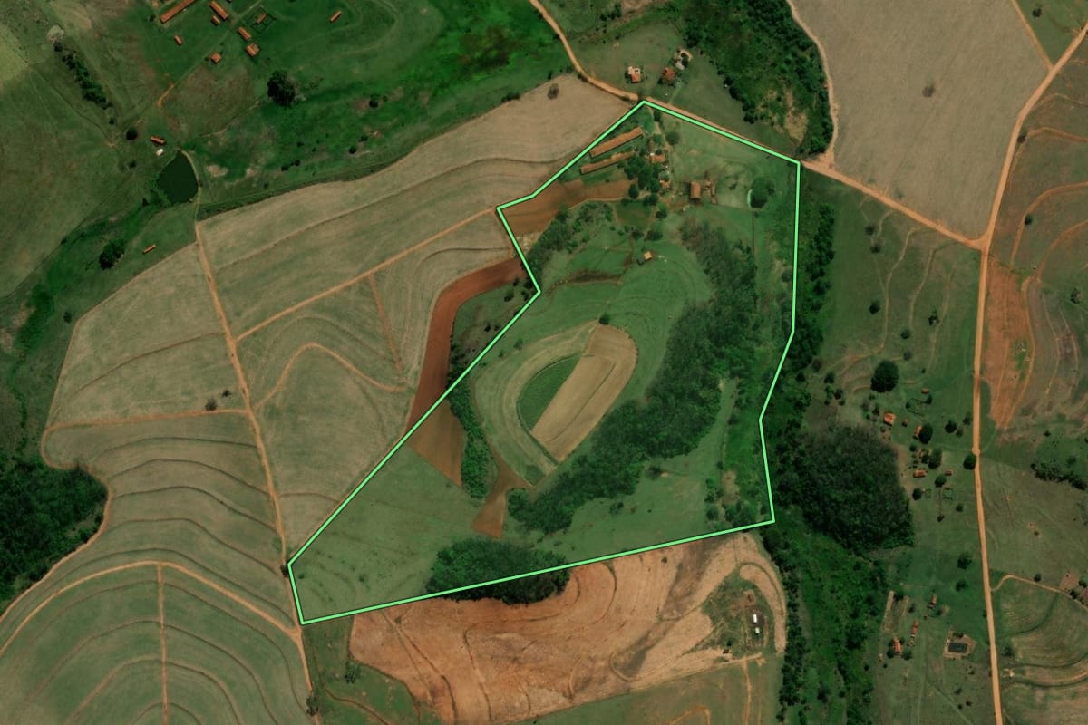 Imagem de satélite do imóvel rural em Itaju (SP), com o contorno declarado no CAR desenhado por cima.