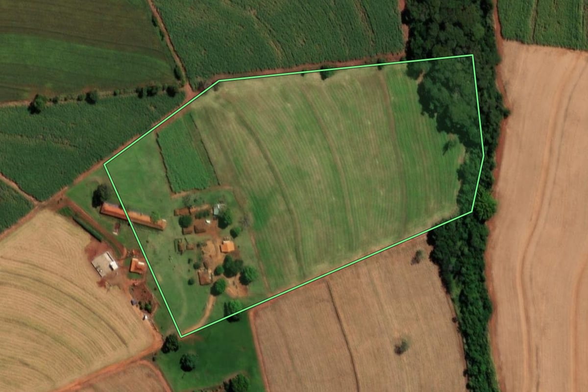 Imagem de satélite do imóvel rural em Itaju (SP), com o contorno declarado no CAR desenhado por cima.