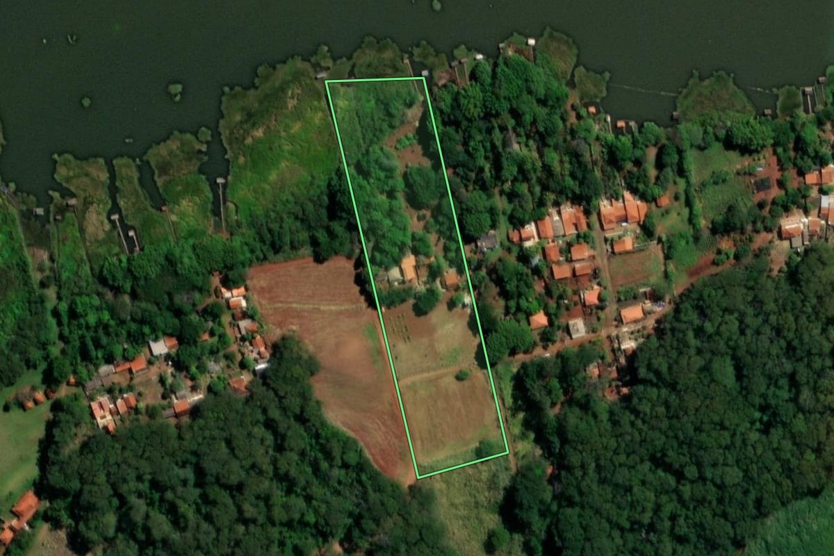 Imagem de satélite do imóvel rural em Itaju (SP), com o contorno declarado no CAR desenhado por cima.