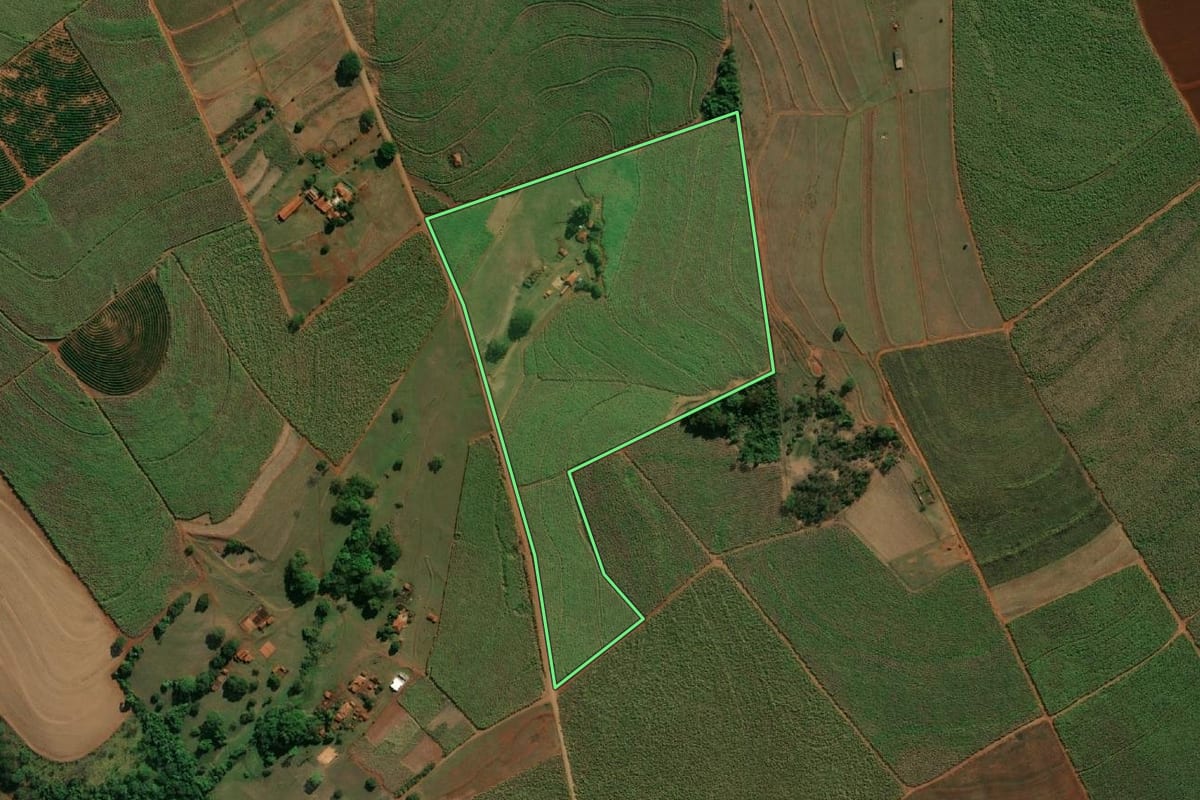 Imagem de satélite do imóvel rural em Itaju (SP), com o contorno declarado no CAR desenhado por cima.