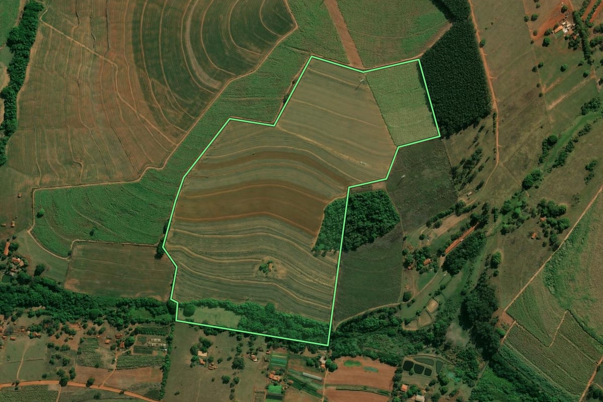 Imagem de satélite do imóvel rural em Itaju (SP), com o contorno declarado no CAR desenhado por cima.