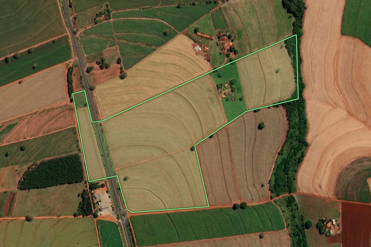 Imagem de satélite do imóvel rural em Itaju (SP), com o contorno declarado no CAR desenhado por cima.