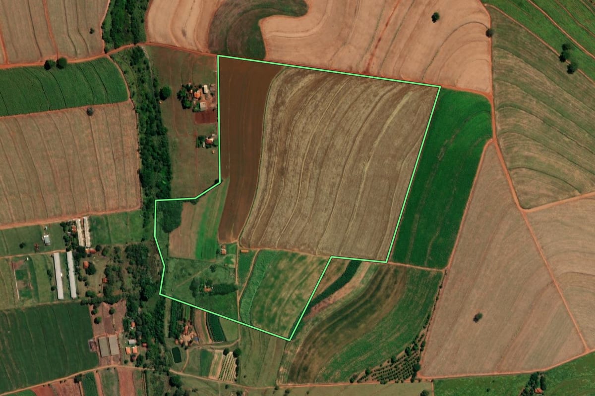 Imagem de satélite do imóvel rural em Itaju (SP), com o contorno declarado no CAR desenhado por cima.