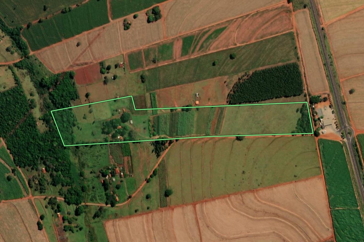 Imagem de satélite do imóvel rural em Itaju (SP), com o contorno declarado no CAR desenhado por cima.