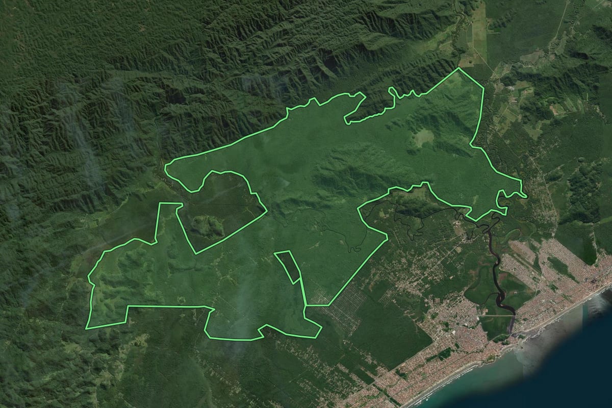 Imagem de satélite do imóvel rural em Itanhaém (SP), com o contorno declarado no CAR desenhado por cima.