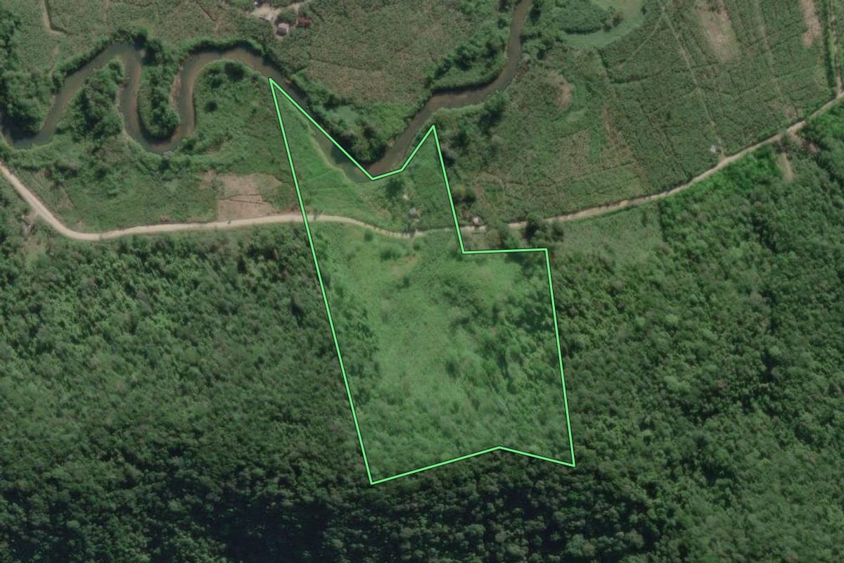Imagem de satélite do imóvel rural em Itanhaém (SP), com o contorno declarado no CAR desenhado por cima.