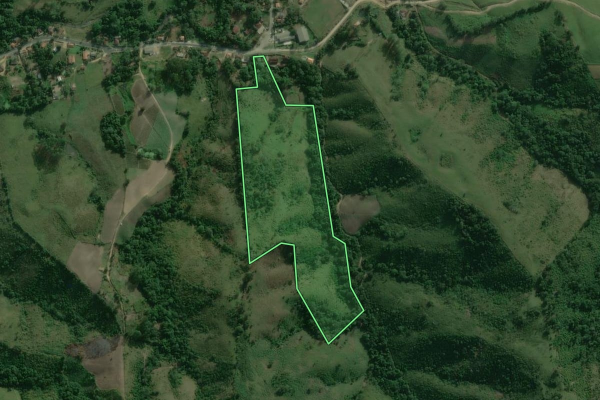 Imagem de satélite do imóvel rural em Itaoca (SP), com o contorno declarado no CAR desenhado por cima.