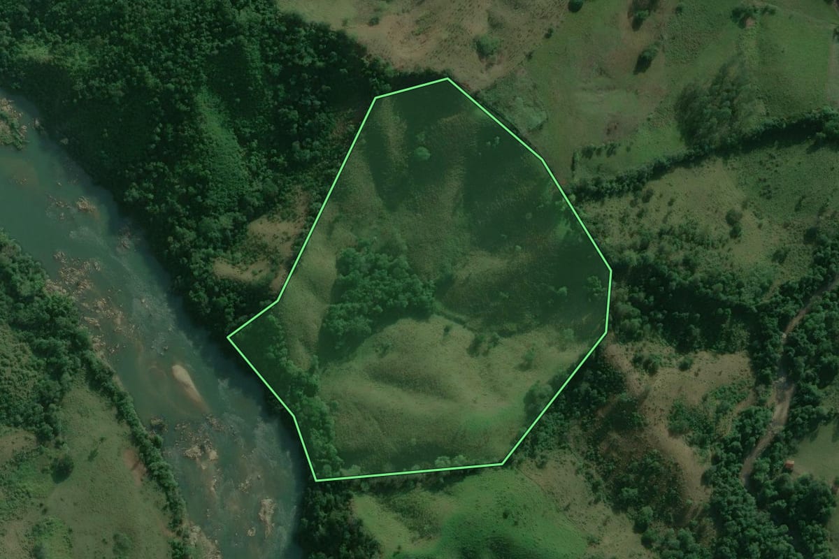 Imagem de satélite do imóvel rural em Itaoca (SP), com o contorno declarado no CAR desenhado por cima.