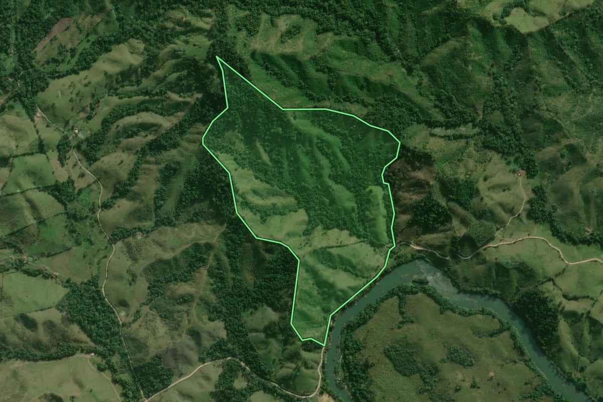 Imagem de satélite do imóvel rural em Itaoca (SP), com o contorno declarado no CAR desenhado por cima.