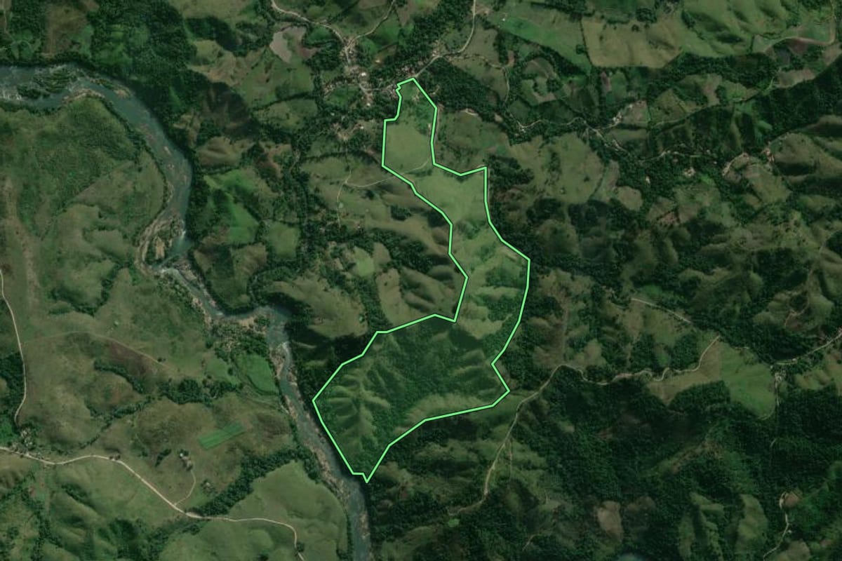 Imagem de satélite do imóvel rural em Itaoca (SP), com o contorno declarado no CAR desenhado por cima.