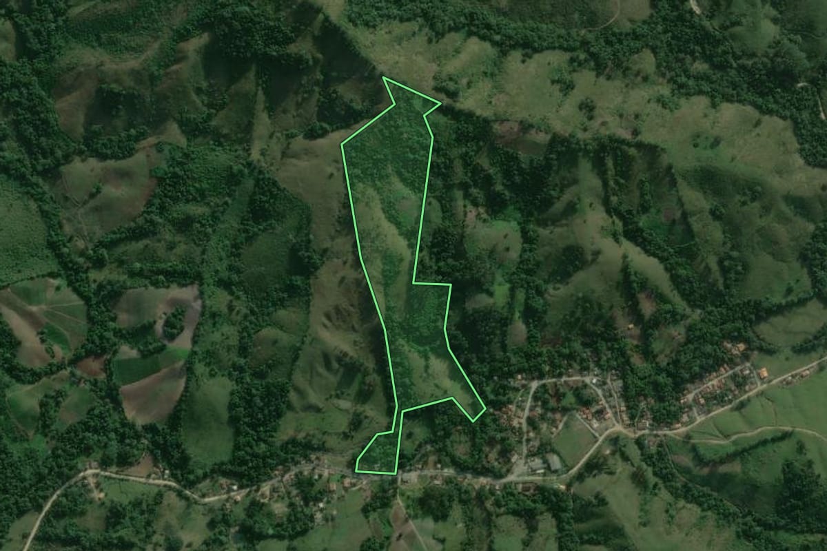 Imagem de satélite do imóvel rural em Itaoca (SP), com o contorno declarado no CAR desenhado por cima.