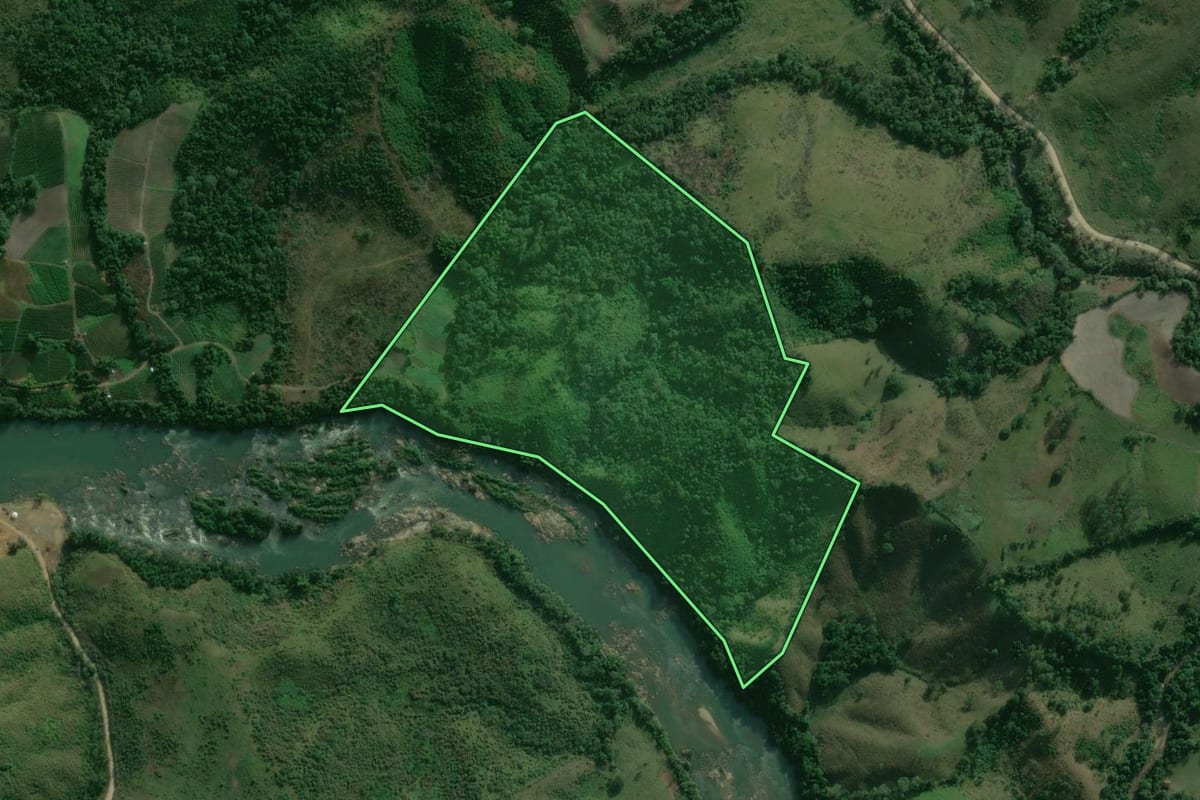 Imagem de satélite do imóvel rural em Itaoca (SP), com o contorno declarado no CAR desenhado por cima.