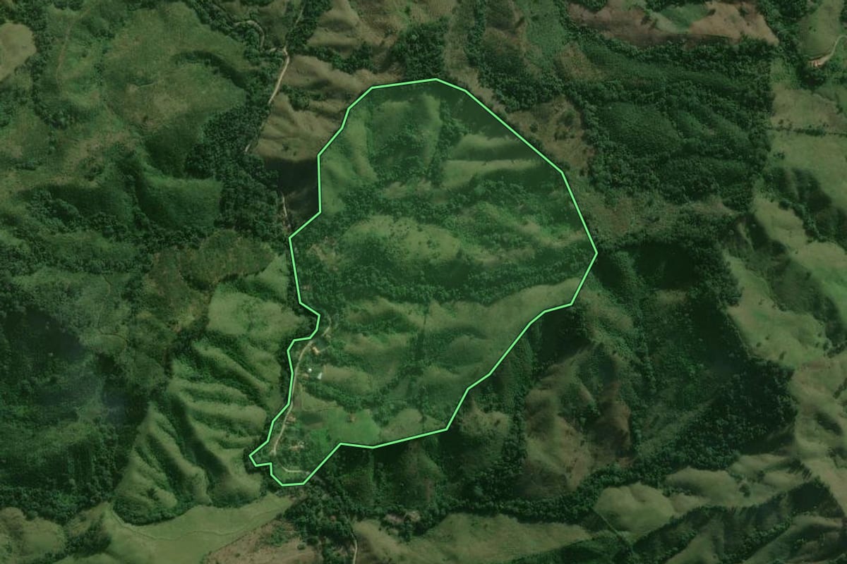 Imagem de satélite do imóvel rural em Itaoca (SP), com o contorno declarado no CAR desenhado por cima.