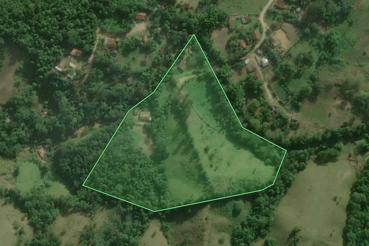 Imagem de satélite do imóvel rural em Itaoca (SP), com o contorno declarado no CAR desenhado por cima.