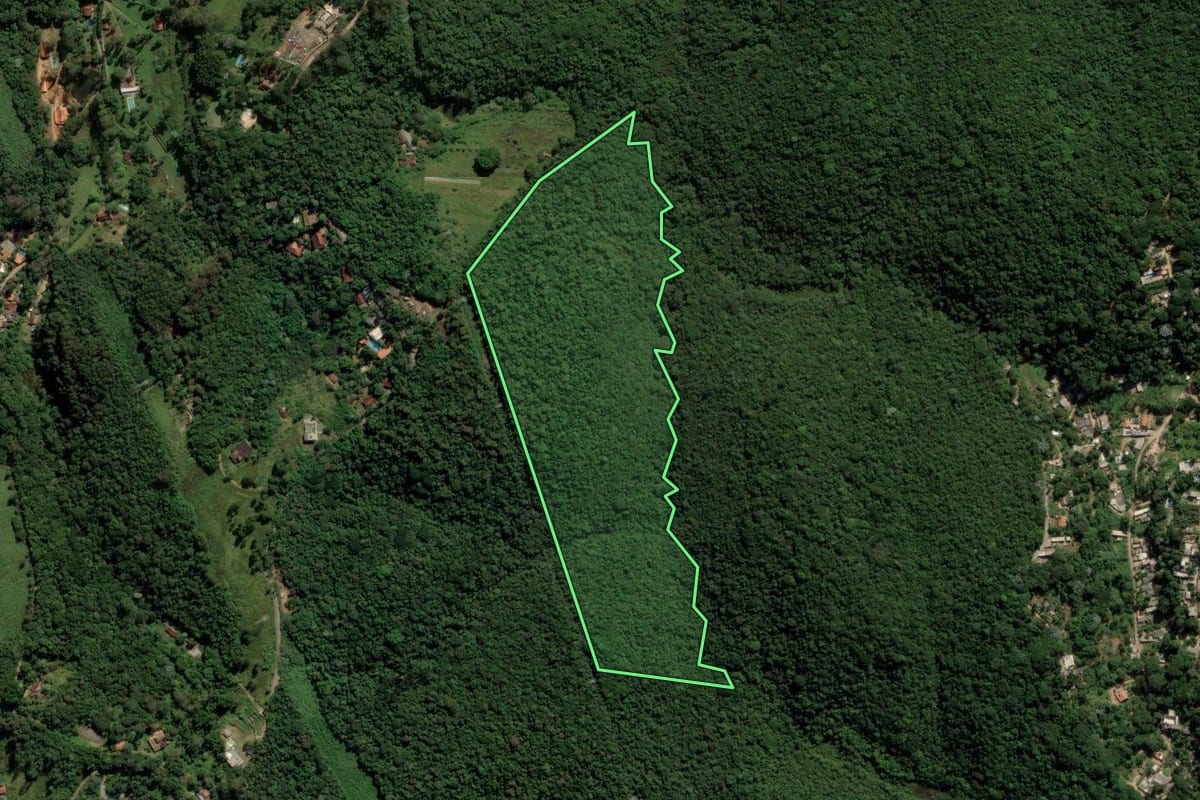 Imagem de satélite do imóvel rural em Itapecerica da Serra (SP), com o contorno declarado no CAR desenhado por cima.