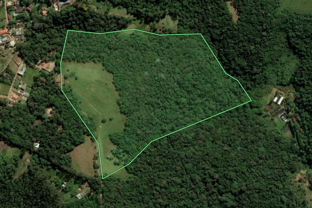 Imagem de satélite do imóvel rural em Itapecerica da Serra (SP), com o contorno declarado no CAR desenhado por cima.