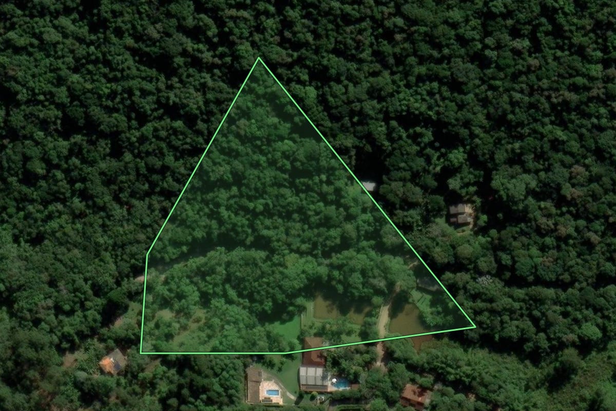 Imagem de satélite do imóvel rural em Itapecerica da Serra (SP), com o contorno declarado no CAR desenhado por cima.
