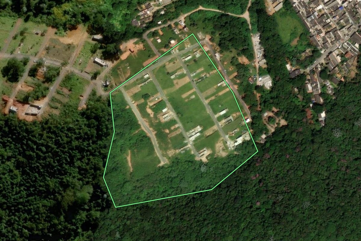 Imagem de satélite do imóvel rural em Itapecerica da Serra (SP), com o contorno declarado no CAR desenhado por cima.