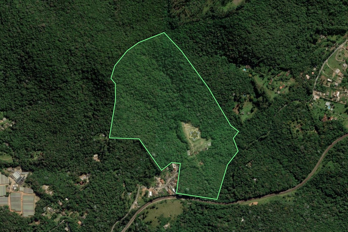 Imagem de satélite do imóvel rural em Itapecerica da Serra (SP), com o contorno declarado no CAR desenhado por cima.