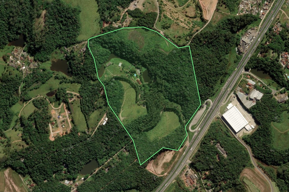 Imagem de satélite do imóvel rural em Itapecerica da Serra (SP), com o contorno declarado no CAR desenhado por cima.