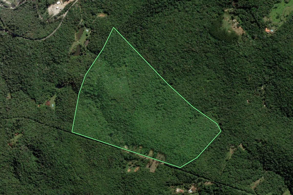 Imagem de satélite do imóvel rural em Itapecerica da Serra (SP), com o contorno declarado no CAR desenhado por cima.
