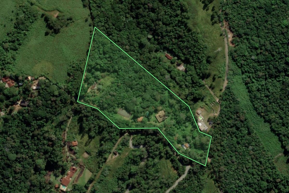 Imagem de satélite do imóvel rural em Itapecerica da Serra (SP), com o contorno declarado no CAR desenhado por cima.