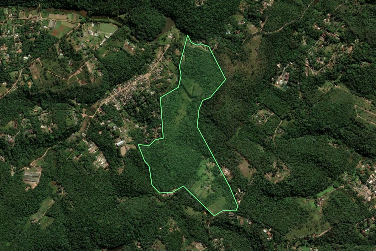 Imagem de satélite do imóvel rural em Itapecerica da Serra (SP), com o contorno declarado no CAR desenhado por cima.