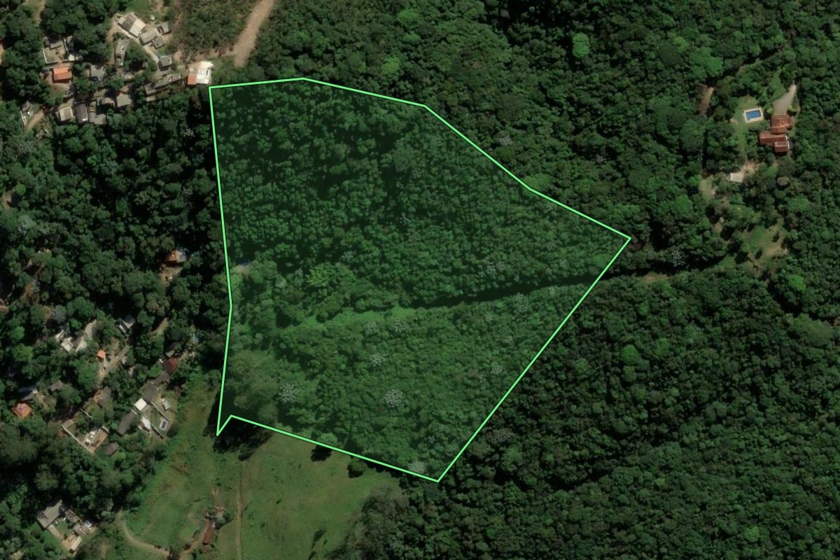 Imagem de satélite do imóvel rural em Itapecerica da Serra (SP), com o contorno declarado no CAR desenhado por cima.