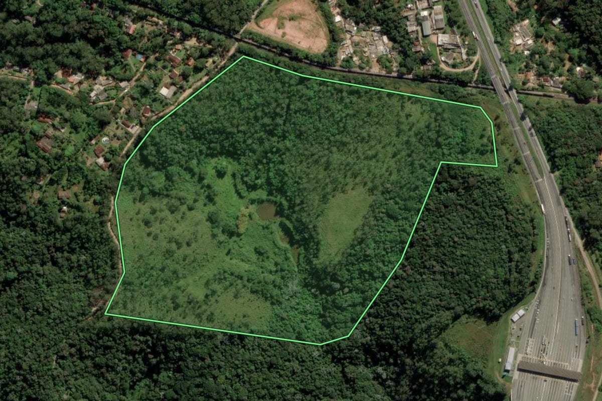 Imagem de satélite do imóvel rural em Itapecerica da Serra (SP), com o contorno declarado no CAR desenhado por cima.