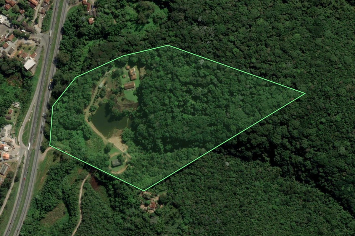 Imagem de satélite do imóvel rural em Itapecerica da Serra (SP), com o contorno declarado no CAR desenhado por cima.
