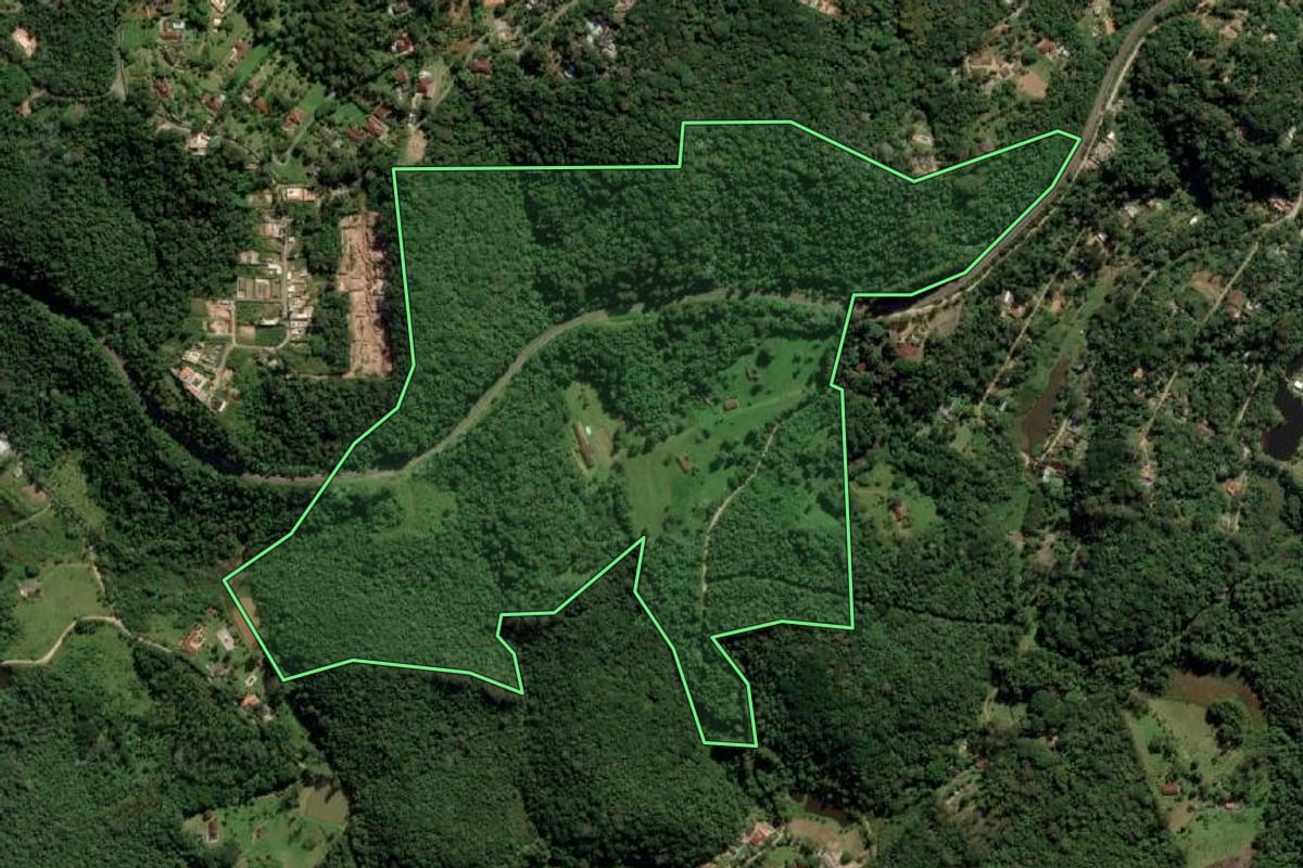 Imagem de satélite do imóvel rural em Itapecerica da Serra (SP), com o contorno declarado no CAR desenhado por cima.