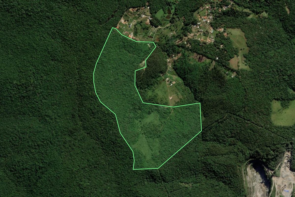 Imagem de satélite do imóvel rural em Itapecerica da Serra (SP), com o contorno declarado no CAR desenhado por cima.