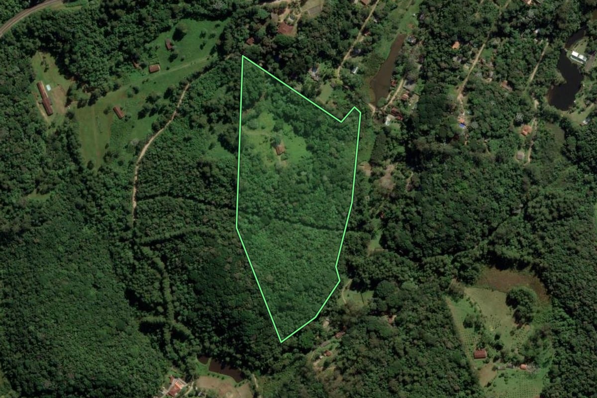 Imagem de satélite do imóvel rural em Itapecerica da Serra (SP), com o contorno declarado no CAR desenhado por cima.